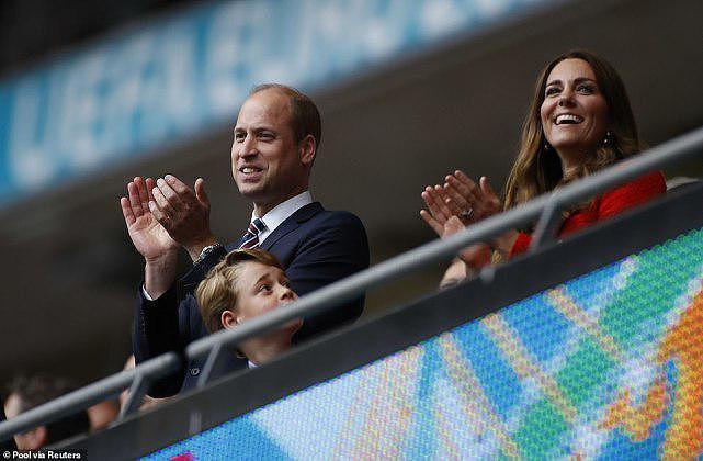7岁乔治小王子观战欧洲杯，首次穿西装打领带，唱国歌表情引热议（组图） - 6