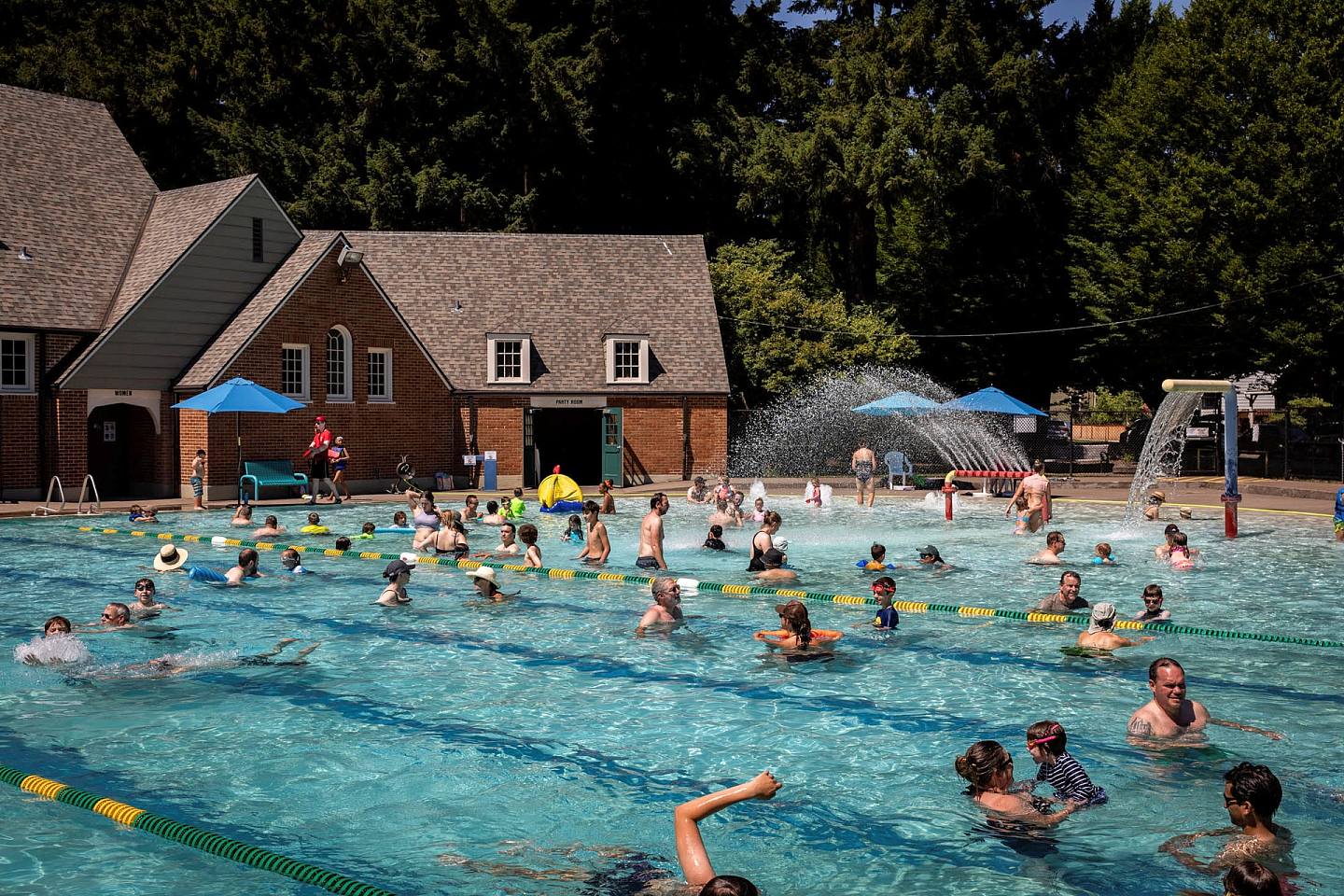 图为6月27日，美国波特兰市一个游泳池。 酷热天气侵袭北美地区，很多人赶往泳池消暑。 （Reuters）