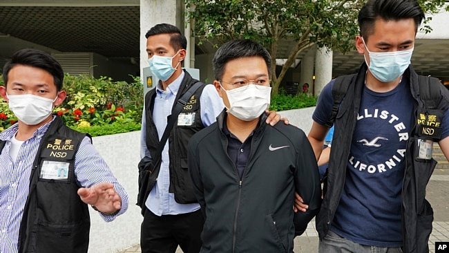 2021年6月17日，香港《苹果日报》总编辑罗伟光（右二）遭警方逮捕，该报另有四名高管也于同日被捕（AP图片）