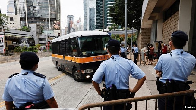 香港首位被控违反国安法的唐英杰（Tong Ying-kit）乘坐监狱车辆被押解至高等法院受审。（路透社2021年6月23日）