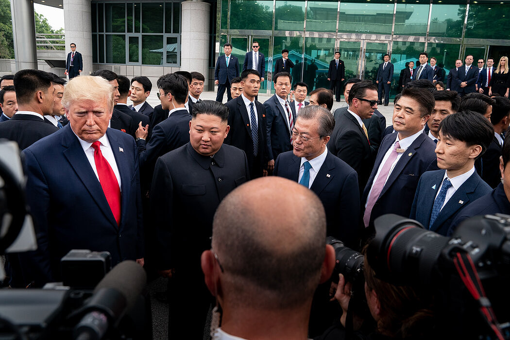 2019年，美国前总统唐纳德·J·特朗普、金正恩和韩国总统文在寅在朝韩非军事区。