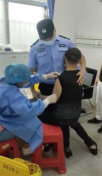 真“抱”警！中国男子打新冠疫苗全程抱紧身旁辅警不松手，警察暖心拍背：别怕别怕（视频/组图） - 2