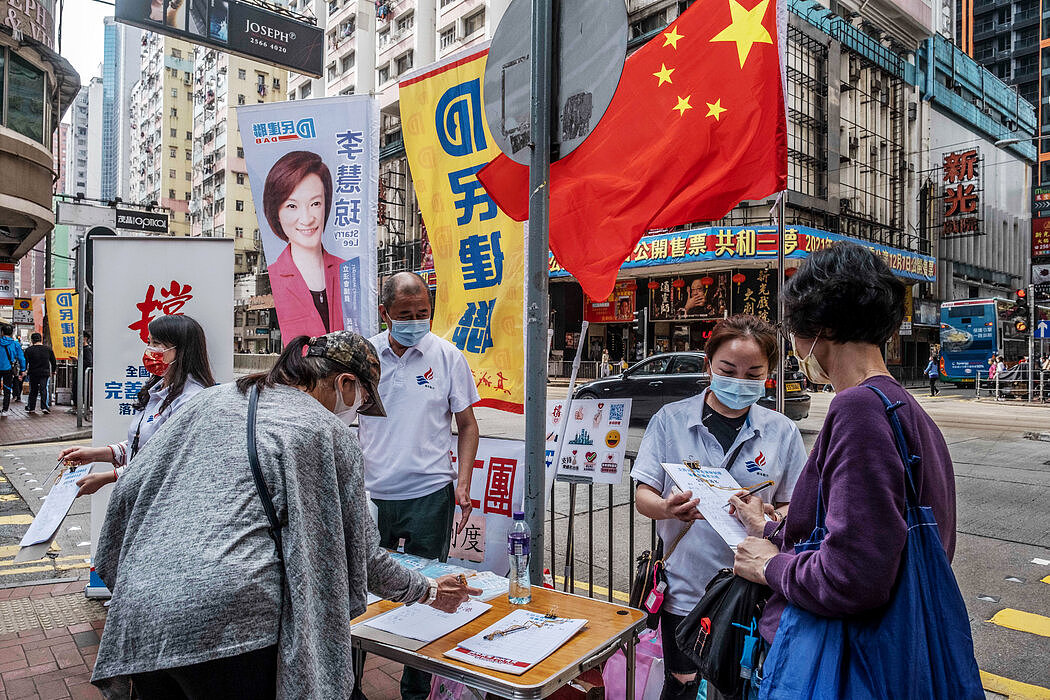亲北京的活动人士为支持今年3月的香港选举制度改革征集签名。中央政府说，改革将确保让“爱国者治港”。