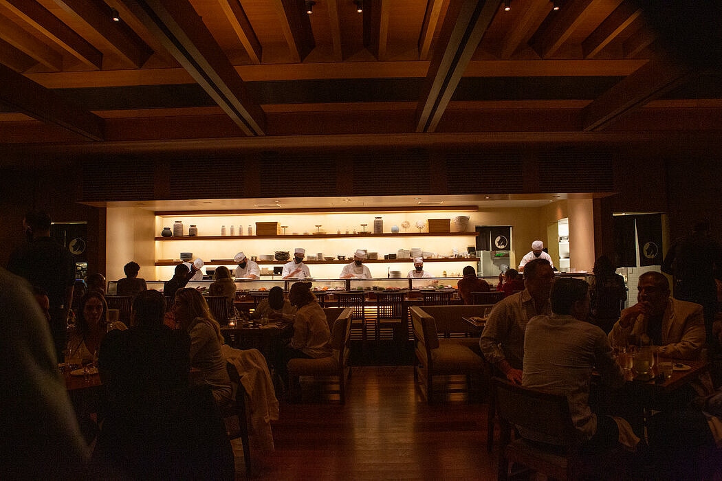 虽然Nobu Malibu是遍布世界各地的大型连锁餐厅的一部分，但在这个餐厅里，它并不像是一家分店。