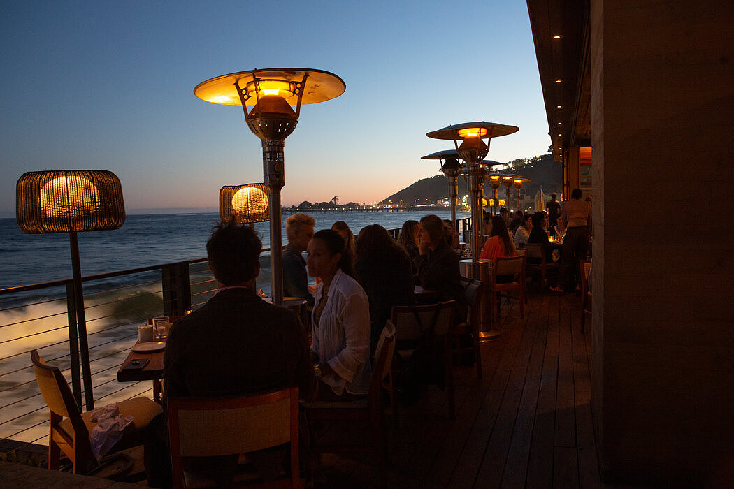 Nobu Malibu的餐厅延伸至海边，遥望太平洋，侍者会为没有做好准备的人拿来毯子。