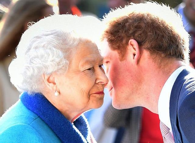 查尔斯不顾对女王不敬，绝不允许哈里梅根再登上白金汉宫的阳台（组图） - 2