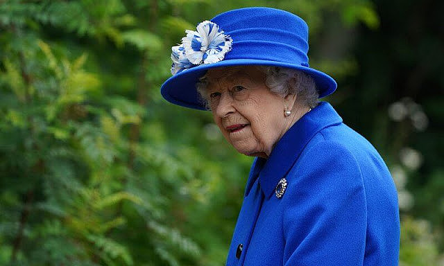 哈里回国后95岁女王乐开怀！宝石蓝裹身贵气，大家长形象令人敬畏（组图） - 7