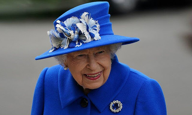 哈里回国后95岁女王乐开怀！宝石蓝裹身贵气，大家长形象令人敬畏（组图） - 8