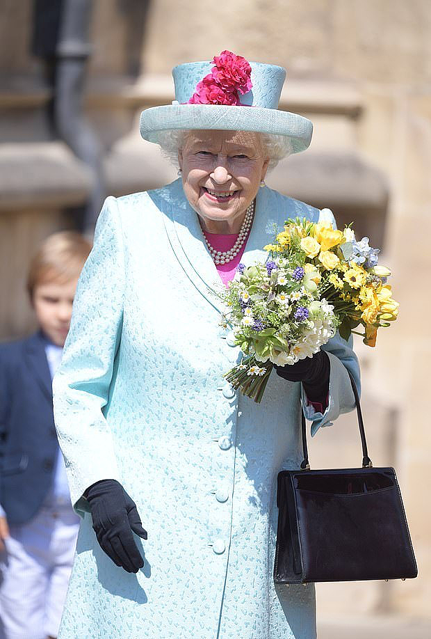 哈里回国后95岁女王乐开怀！宝石蓝裹身贵气，大家长形象令人敬畏（组图） - 11