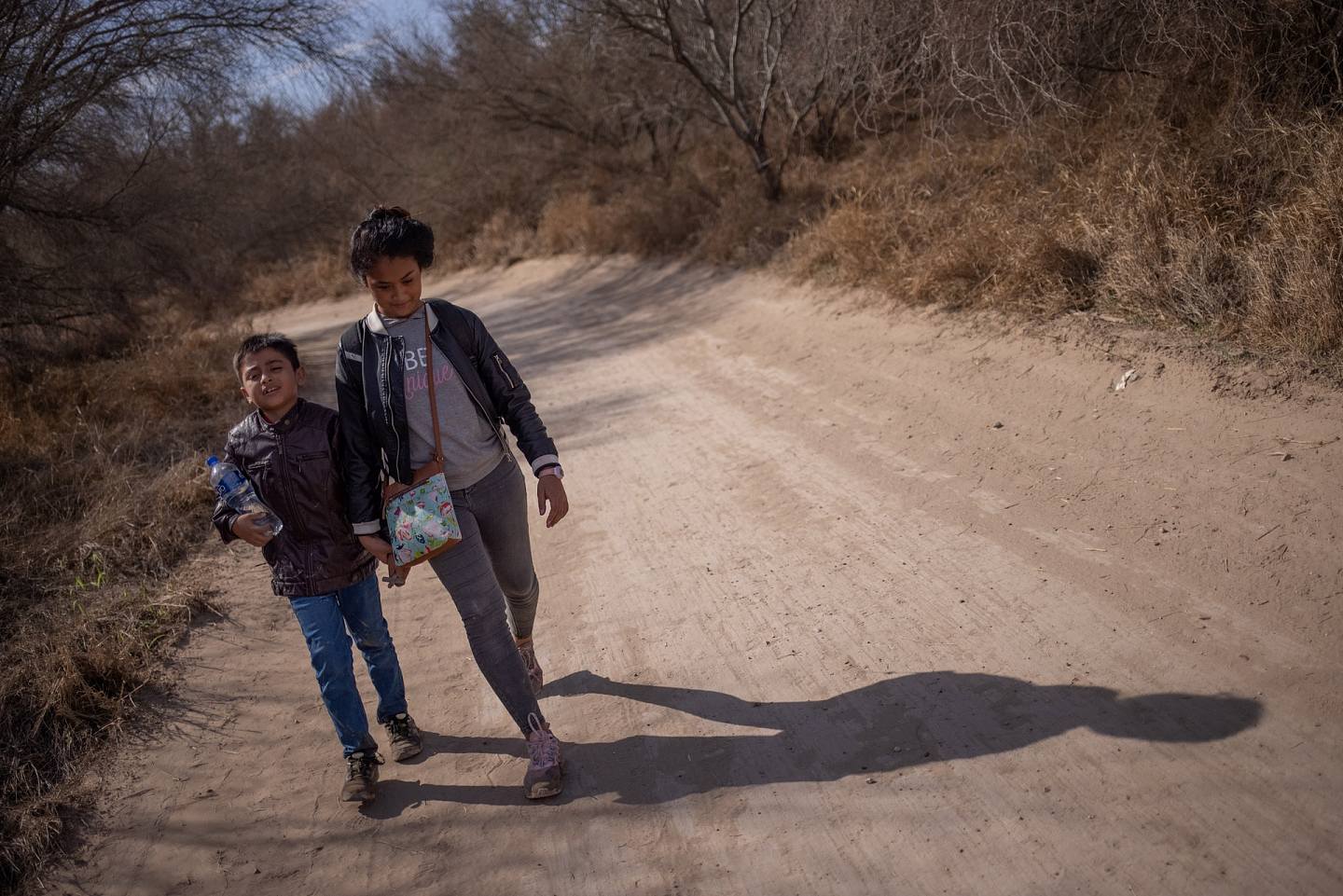 12歲的戴安娜和9歲的萊斯特（左）是來自洪都拉斯的兩名無人陪伴的未成年人，2021年3月5日，他們從墨西哥穿過格蘭德河進入美國。其命運是可以預料的。（路透社）