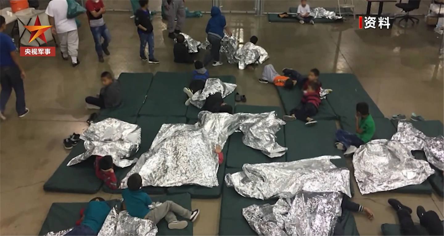 美國在布利斯堡陸軍基地軍事基地收容移民兒童。（中國央視軍事截圖）