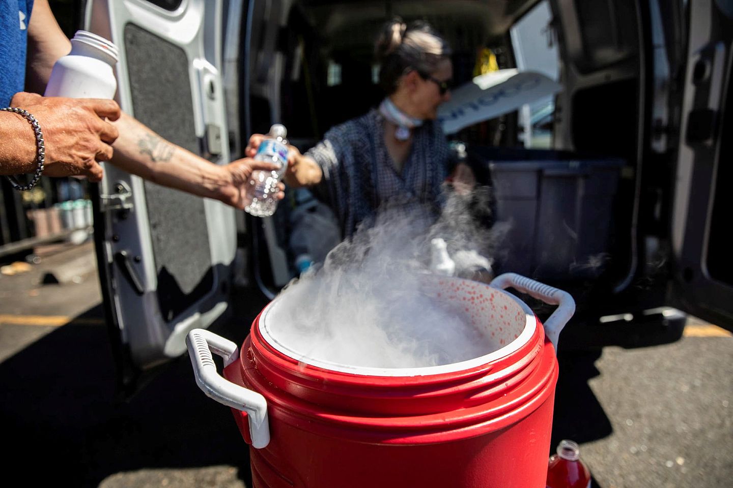 图为7月1日，美国波特兰。美国同受热浪侵袭，有民众用干冰急冻饮用水消暑。（Reuters）