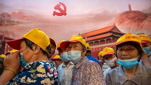 红色旅游在中国兴起。图为游客参观上海的中共一大会址。