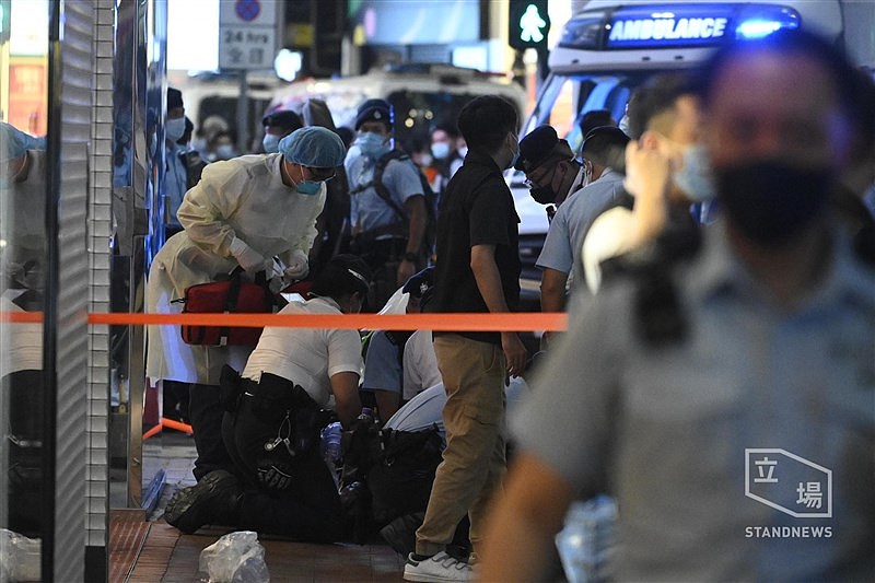 香港回归24周年爆发流血事件，晚上近10时，一名巡逻警员突遭一名黑衣男子持刀刺伤。 （图取自立场新闻）