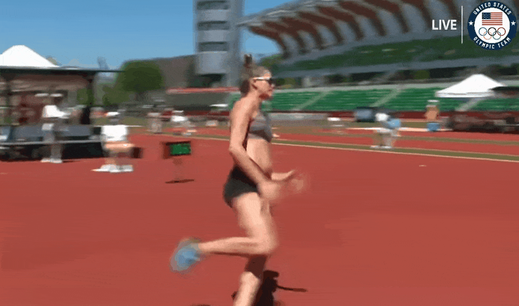 女运动员怀孕18周上田径赛场，40度高温完成七项全能…网友吵翻