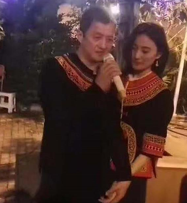 李亚鹏带90后女友骑行，穿骑行服肌肉发达，女方皮肤白皙穿豹纹袜