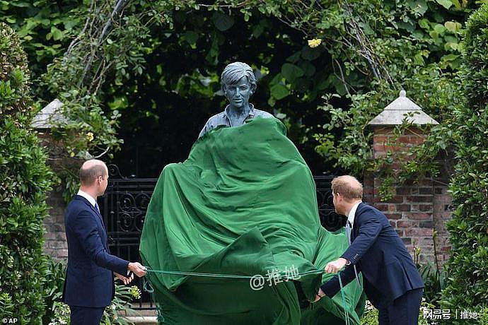 哈里王子和威廉王子肩并肩，共同揭开了戴安娜雕像，感人至深（组图） - 4