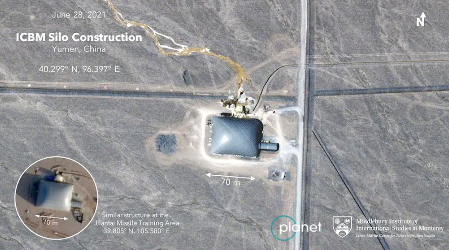 这是2021年6月在中国西北部上空拍摄的一张商业卫星照片，专家称这是一个用于安装核弹头的洲际弹道导弹新发射井的建筑工地。（Center for Nonproliferation Studies）