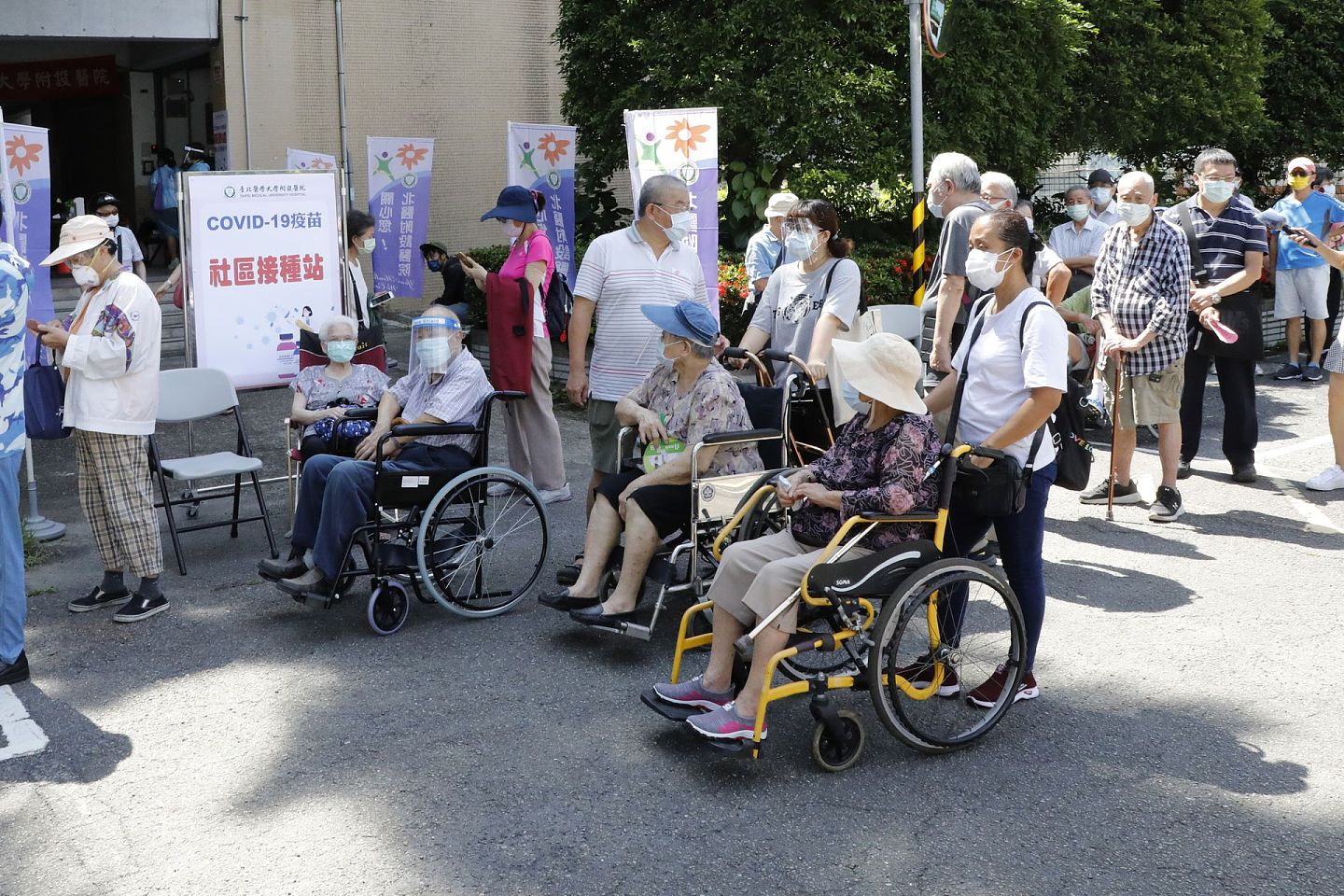 台湾疫情严重，年老民排队众免费施打AZ疫苗。（多维新闻）