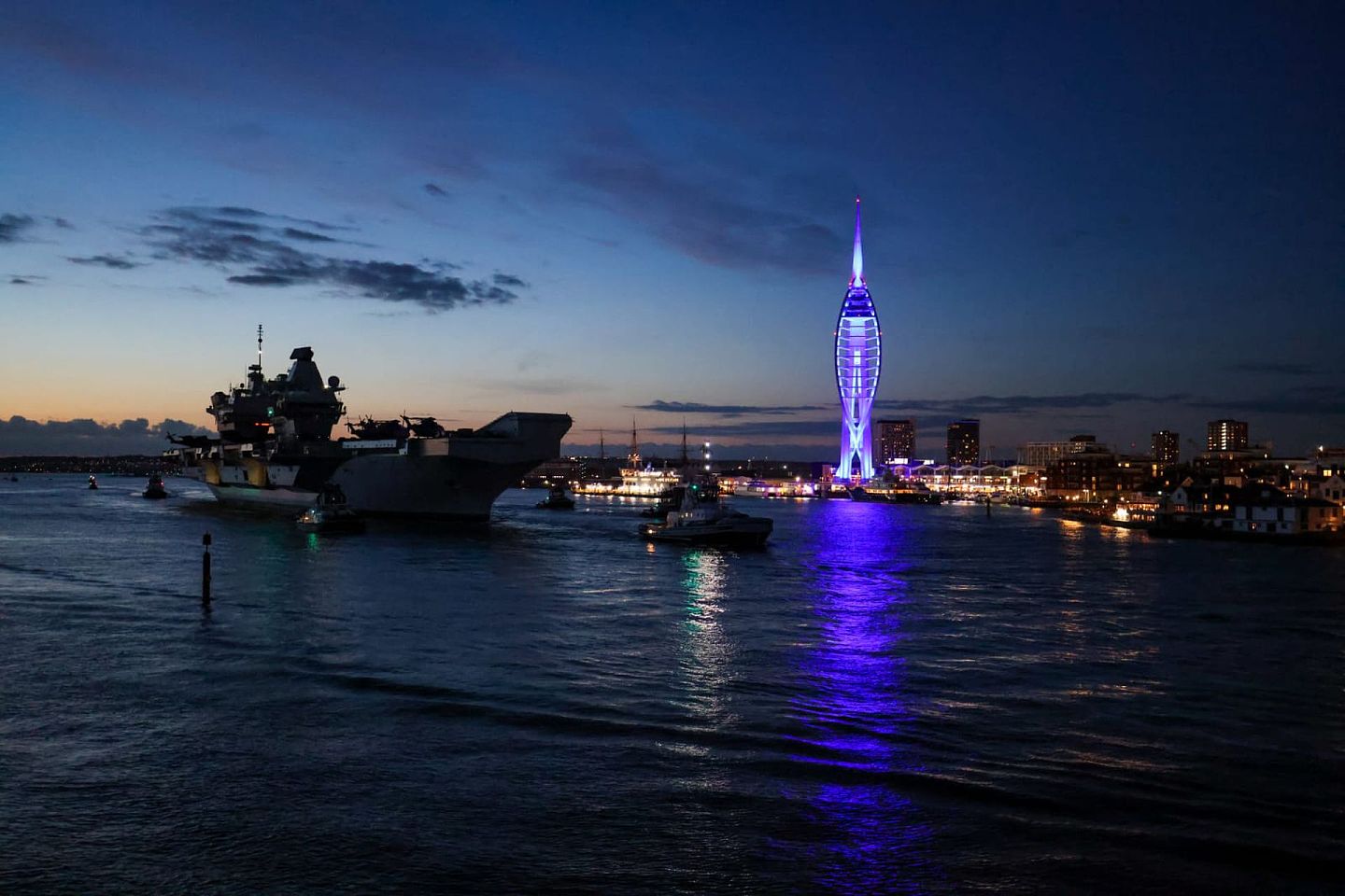 “伊丽莎白女王”号航母5月22日晚正式从朴茨茅斯海军基地出发。（Twitter@DefenceHQ）