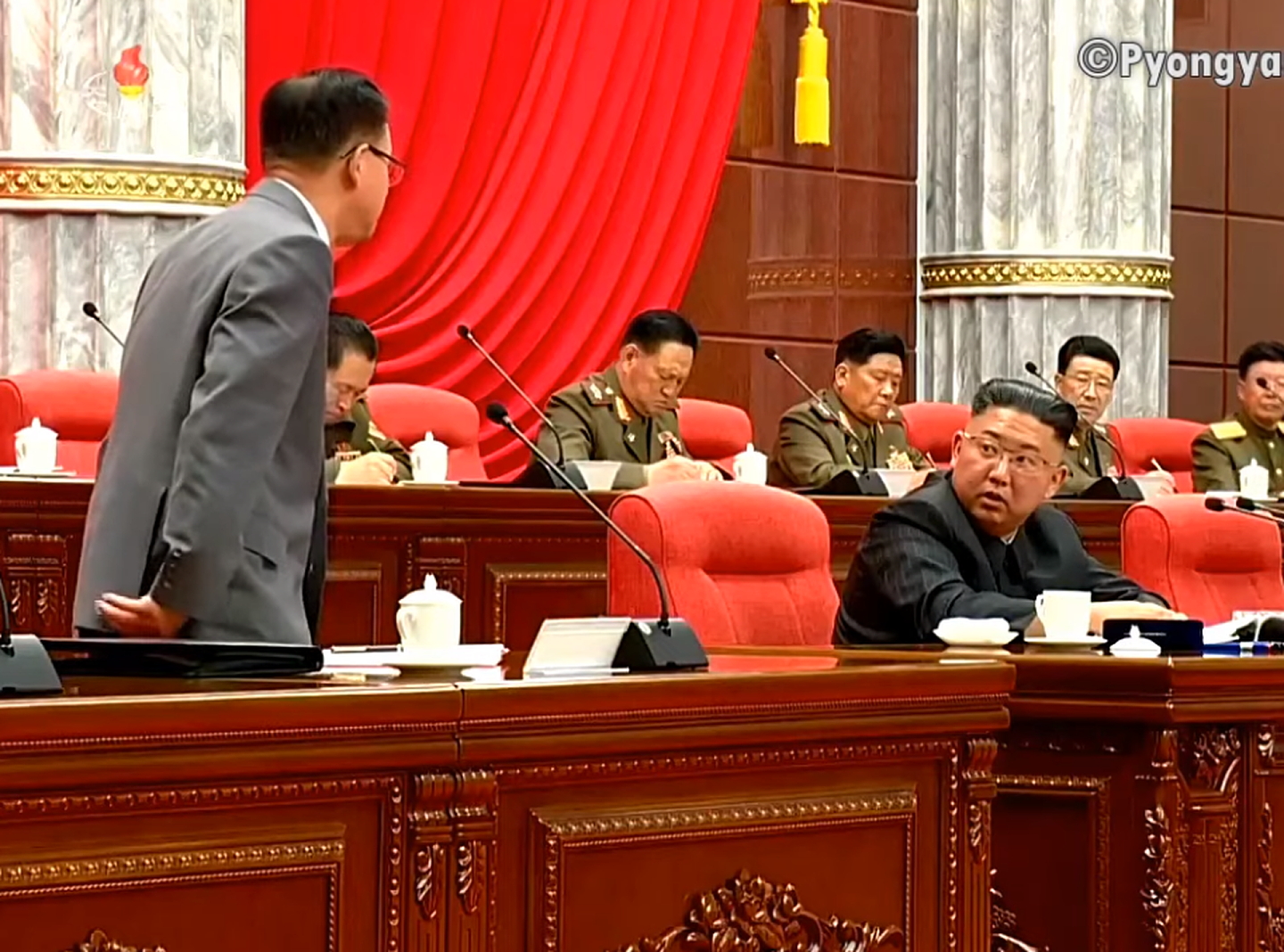 朝鲜领导人金正恩会议期间与赵甬元互动交谈。（朝鲜中央电视台视频截图）