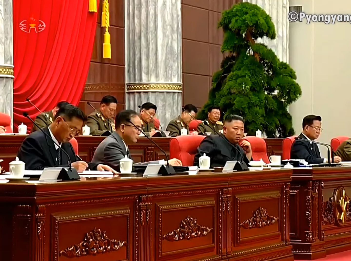 朝鲜官方公开视频画面显示，朝鲜领导人金正恩（前排左三）会议现场表情严肃。（朝鲜中央电视台视频截图）