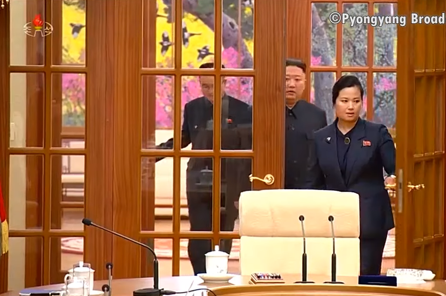朝鲜官方播出朝鲜劳动党副部长玄松月亮相会场画面。（朝鲜中央电视台视频截图）