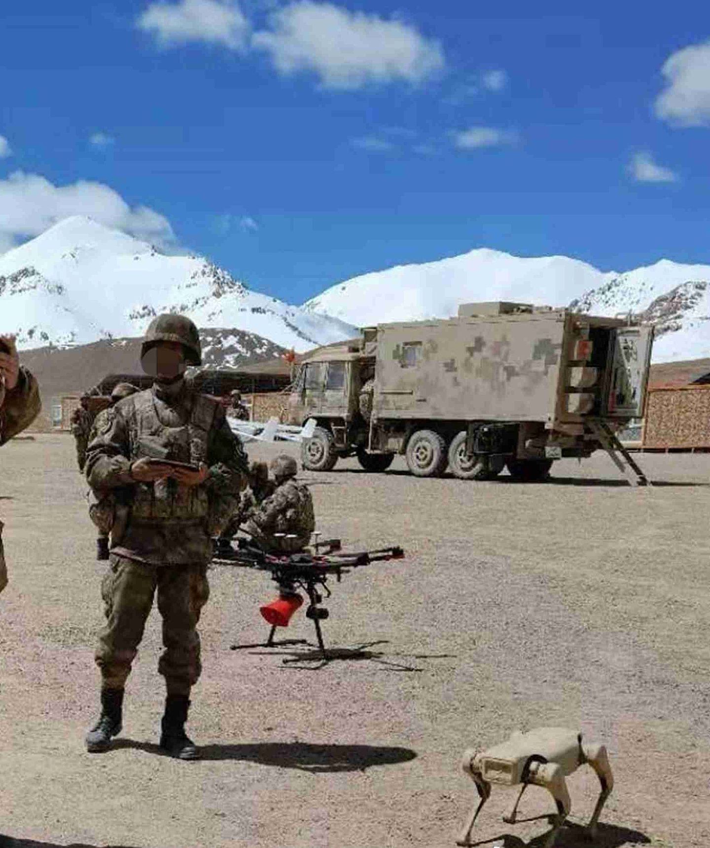解放军新疆军区最新装备了机器狗。（微信@喀喇昆仑卫士）