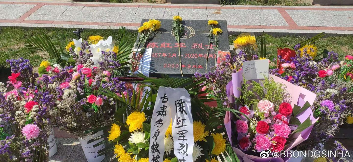 有中国民众将鲜花及“七一勋章”的照片放在陈红军墓前。（微博@BBONDOSINHA）