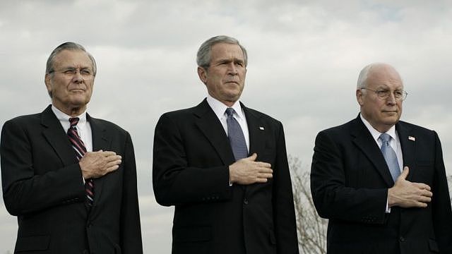 在是否继续支持拉姆斯菲尔德的问题上，布什面临来自资深共和党人的阻力。