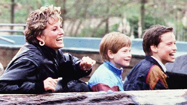 戴安娜王妃（左）与哈里（中）和威廉（右）在萨利郡索普公园度假区游玩（13/4/1993）