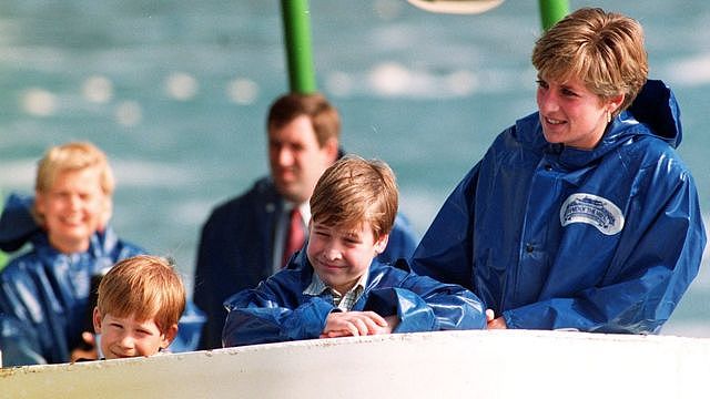 戴安娜王妃（右）、威廉王子（中）与哈里王子（右）乘船游览加美边境尼亚加拉大瀑布（26/10/1991）