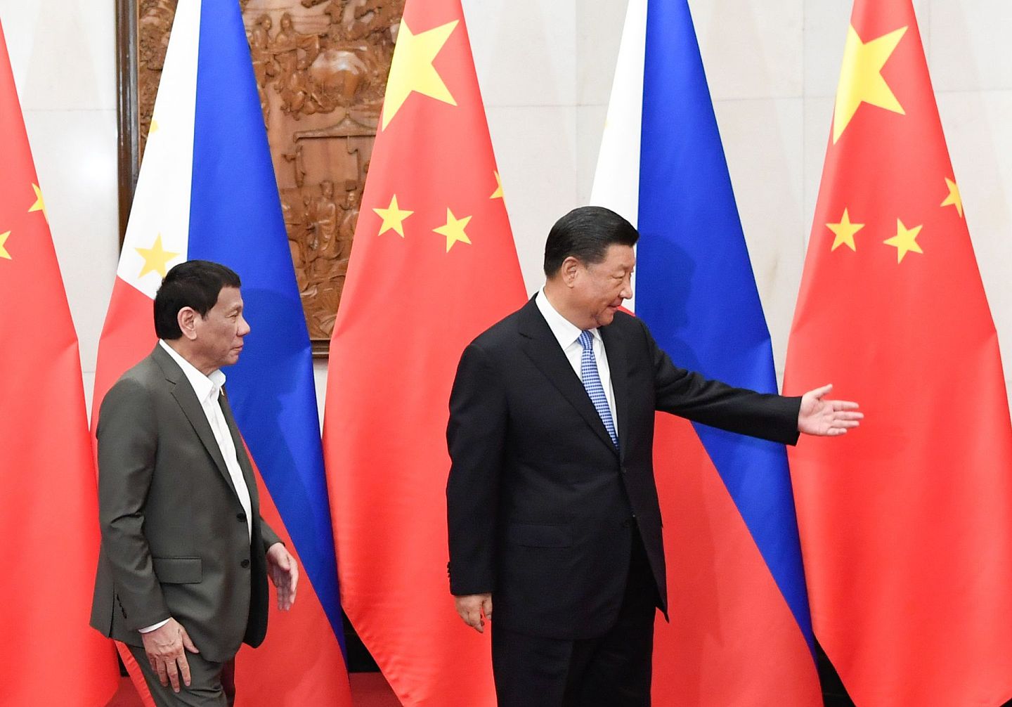 杜特尔特就职菲律宾总统后，改变对抗中国做法，多次访问北京。图为2019年8月29日，中国国家主席习近平（右）在北京钓鱼台国宾馆会见菲律宾总统杜特尔特。（新华社）