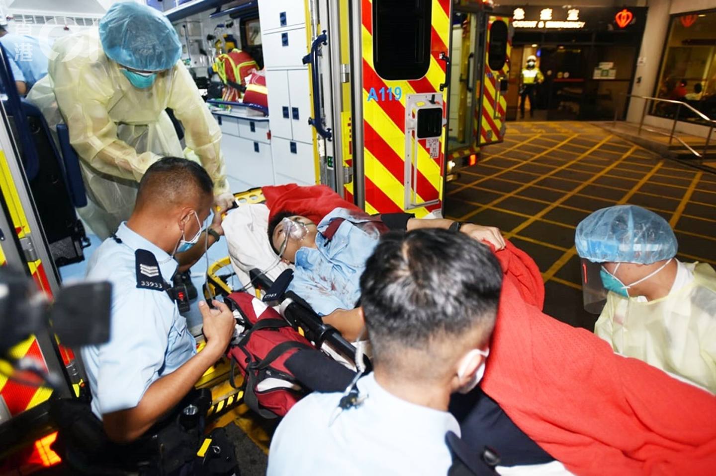 受伤警员由救护车送院。