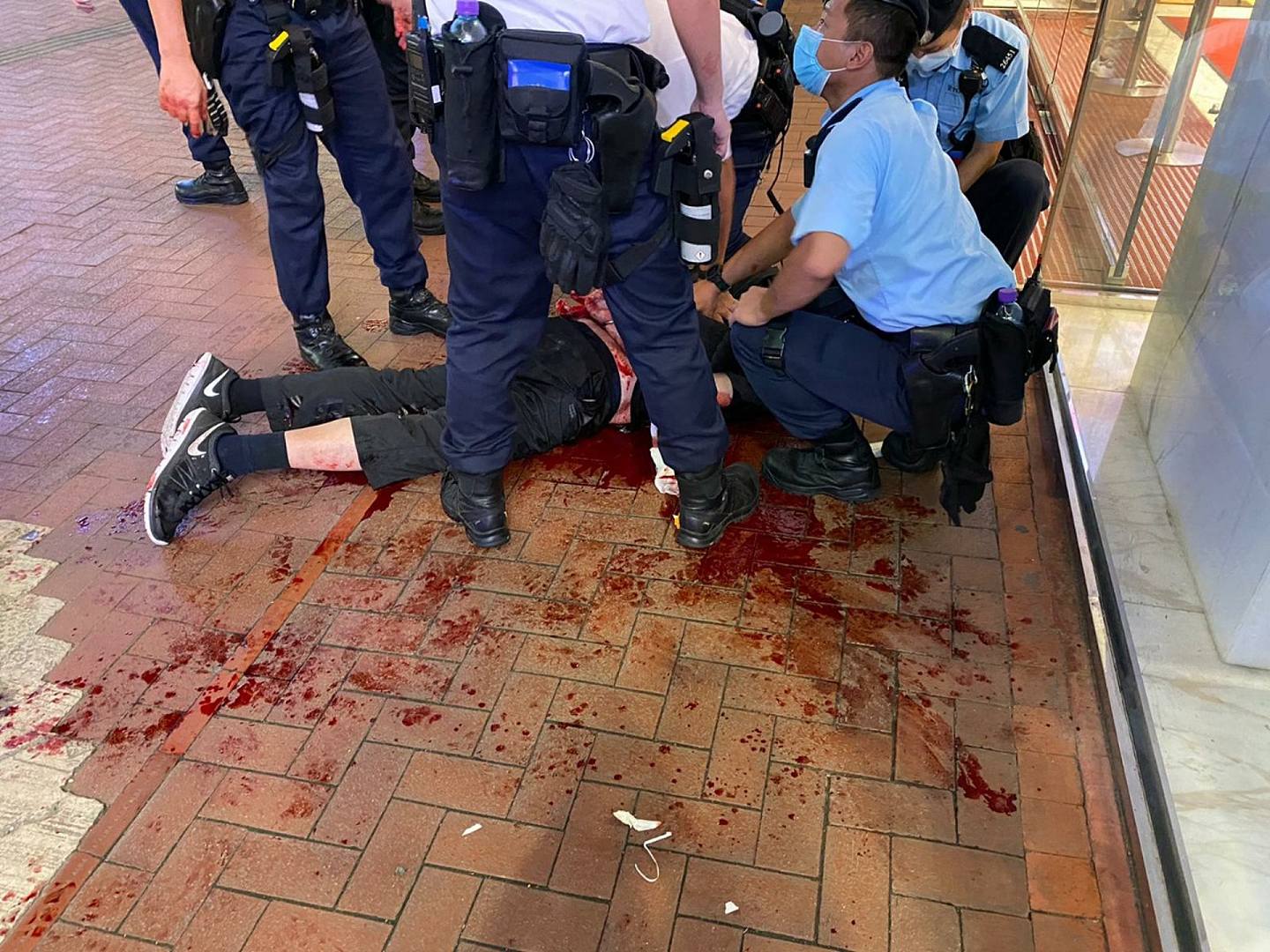 大批警员向受伤警员进行急救。