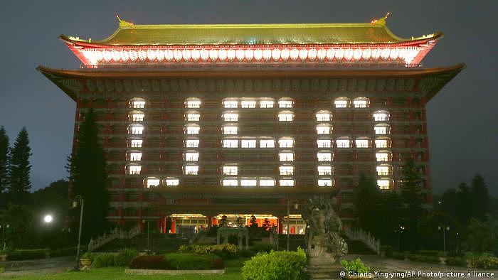 台湾收到美国捐赠的75万剂阿斯利康疫苗之后，台北著名的圆山饭店用灯光打出“USA”以示感谢。
