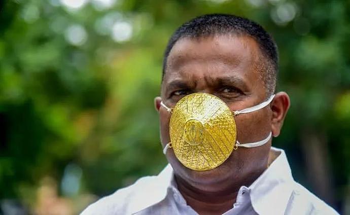 印度一男子戴 “黄金口罩” 防新冠病毒，里面有消毒液，可以使用3年！（视频/组图） - 1
