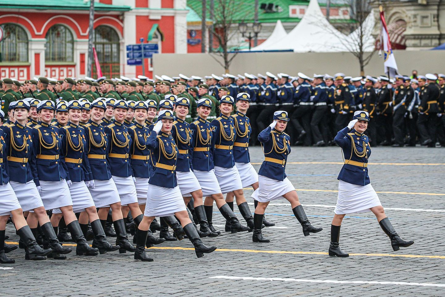 2021年5月9日，在俄罗斯莫斯科举行的胜利日阅兵式上，女兵列队走过红场。（新华社）