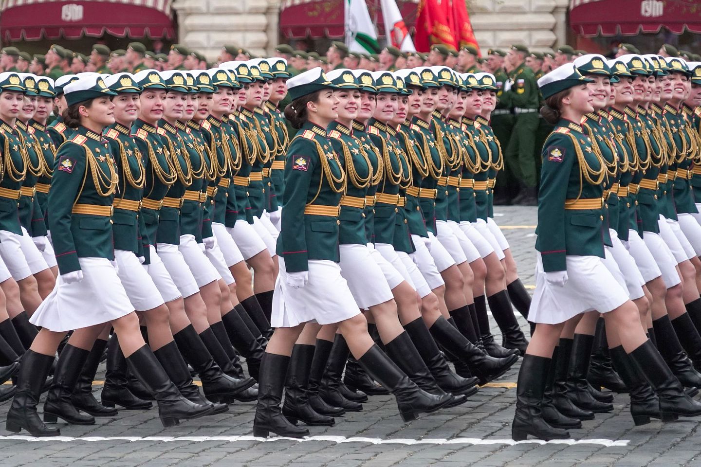 2021年5月9日，参加俄罗斯胜利日阅兵式的女兵列队走过红场。（新华社）