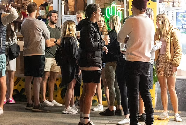 悉尼疫情场所旁大量顾客排队取餐，没人戴口罩，社交距离成空谈（组图） - 3