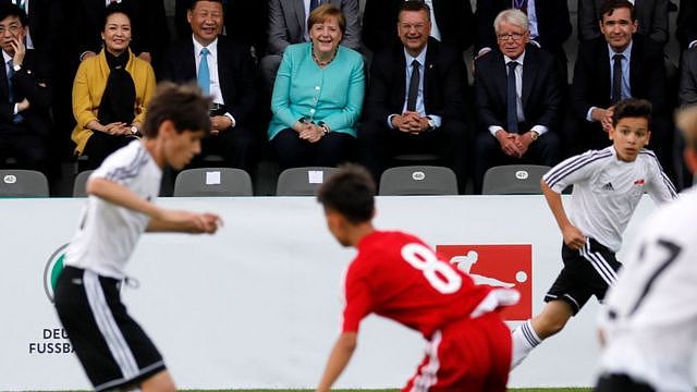 2017年，习近平在出访德国柏林期间观看了一场中国与德国青年队之间的比赛。