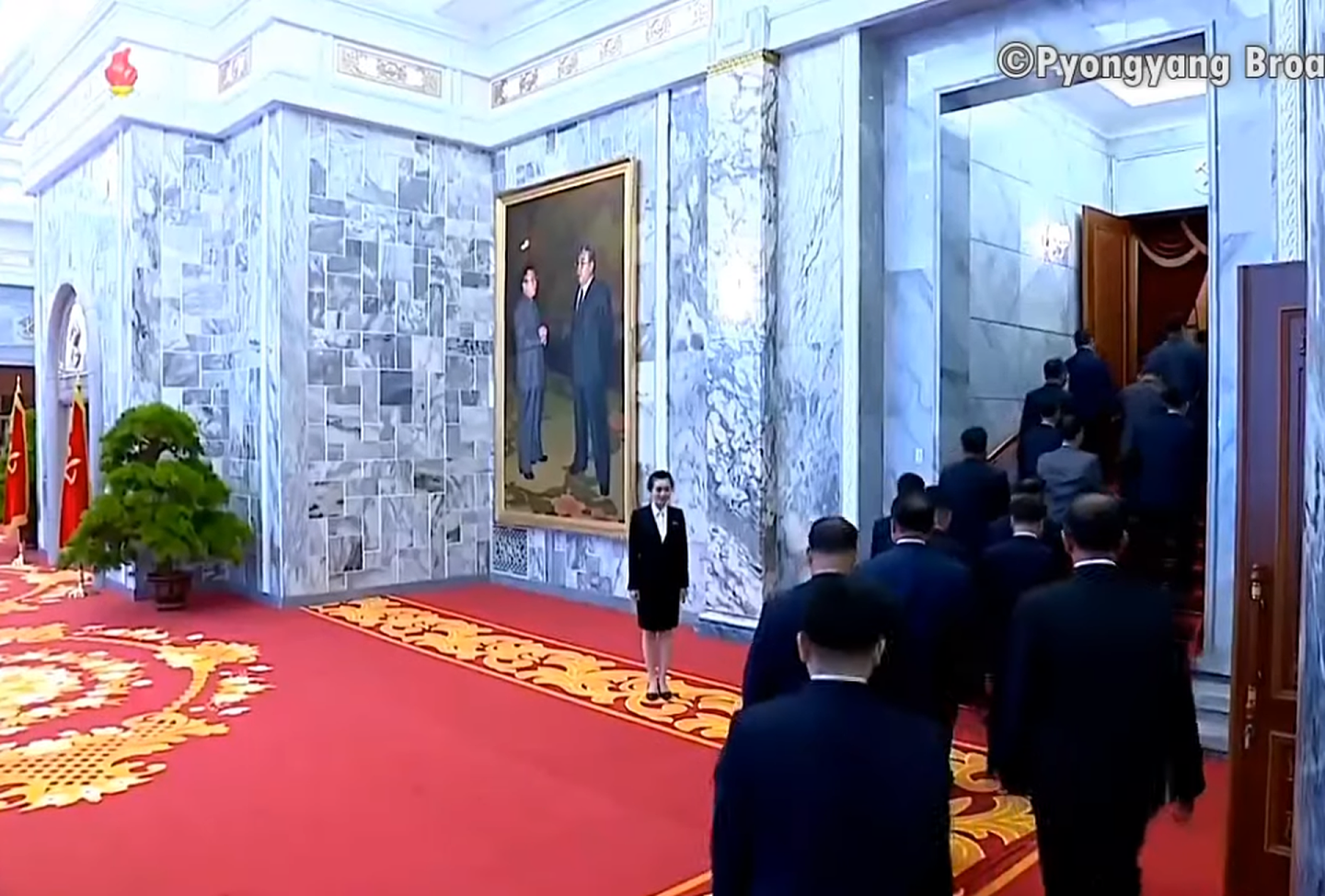 现场画面显示，一名工作人员迎接参加会议人员。（朝鲜中央电视台视频截图）
