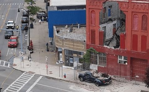 祸不单行！又见建筑坍塌，一地6名搜救员确诊新冠；一栋公寓楼全员疏散（视频/组图） - 3
