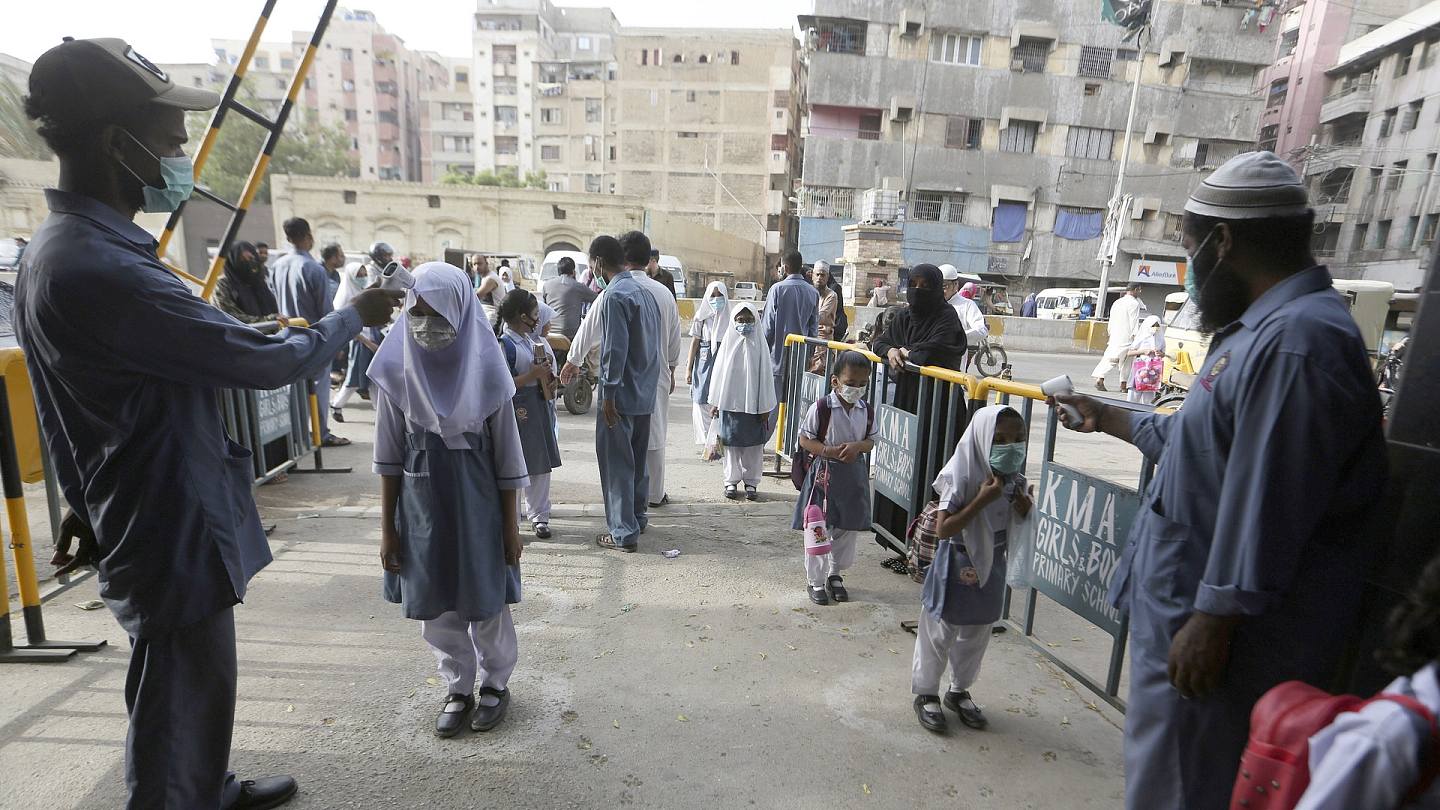 巴基斯坦：图为6月21日，巴基斯坦卡拉奇学生进入校园前量体温。 （AP）