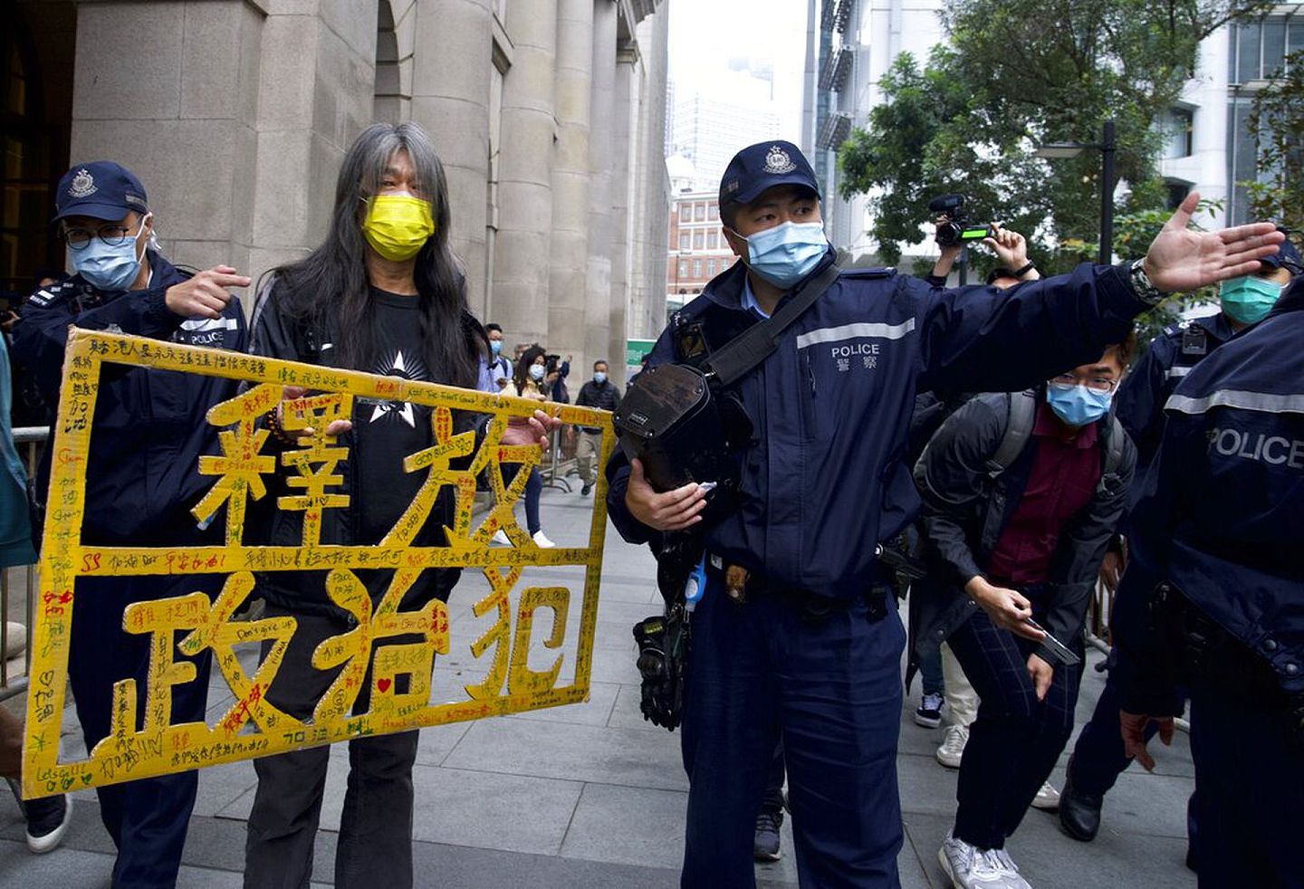 《苹果日报》创办者黎智英有涉违反国安法等多项罪名在身，其对香港的批评与对抗行为已经涉逾越了国家安全的边界，但许多港人并未意识到其中的利害性。图为2021年2月黎智英的拥护者在香港终审法院外面要求释放他。(AP ）