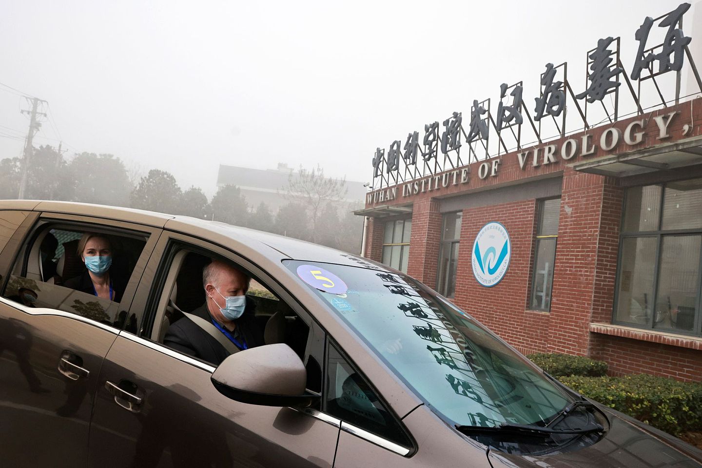 2021年2月3日，世界卫生组织专家组乘车抵达武汉病毒研究所。（Reuters）