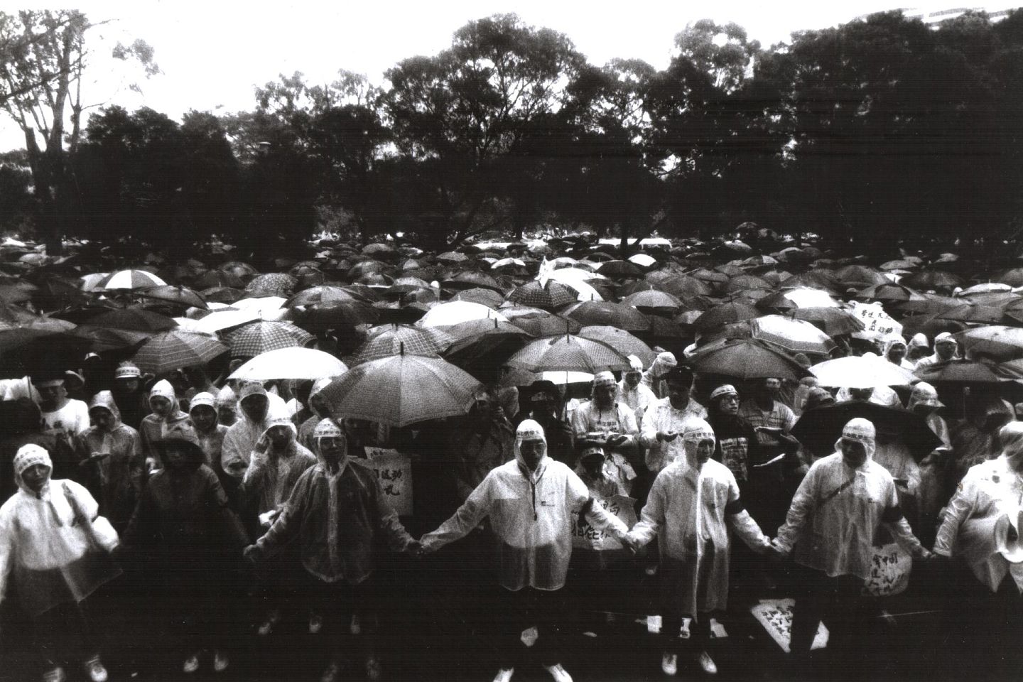 1989年5月20日，在八号风球的狂风吹袭下，超过四万名市民游行到维园，出席“声援中国爱国民主运动”集会。（香港支联会供图）
