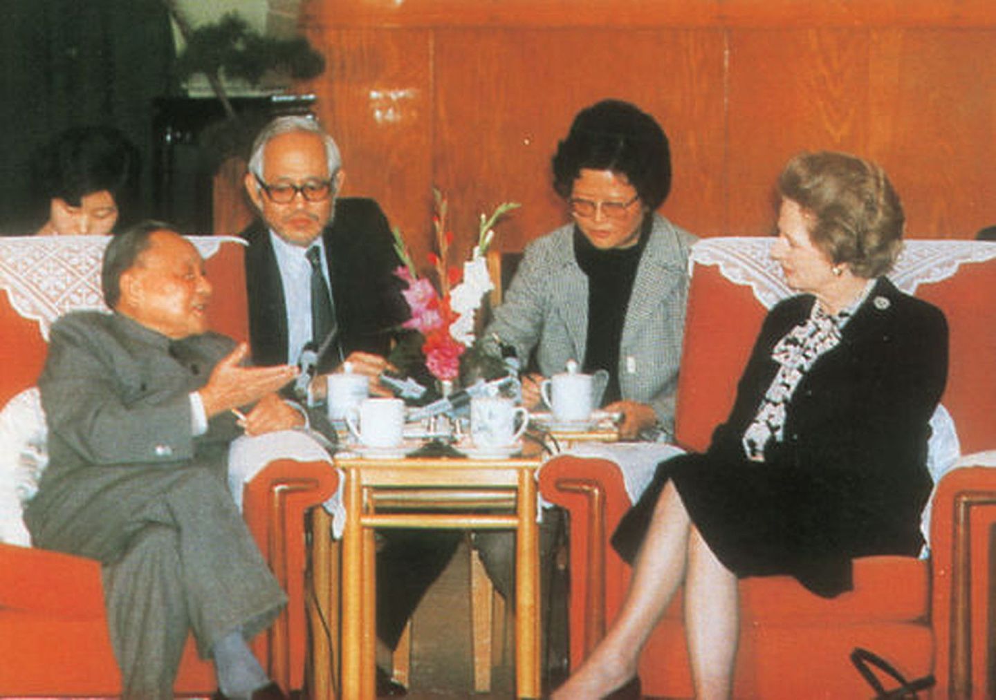 1982年，邓小平在北京会见访华的戴卓尔夫人。（视觉中国）