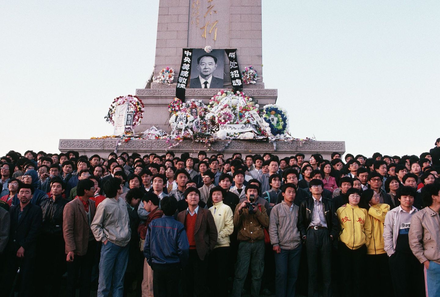 1989年4月25日，大批学生聚集天安门广场，悼念4月15日逝世的中共中央总书记胡耀邦，为六四事件打开序幕。（Getty）