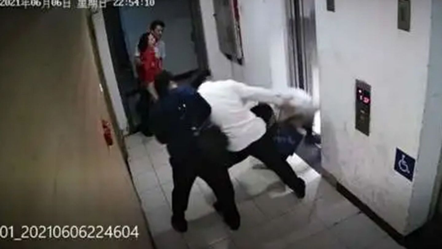 张陶强行把王晋年从电梯中拖出继续殴打。（微博@煎茶小分队）